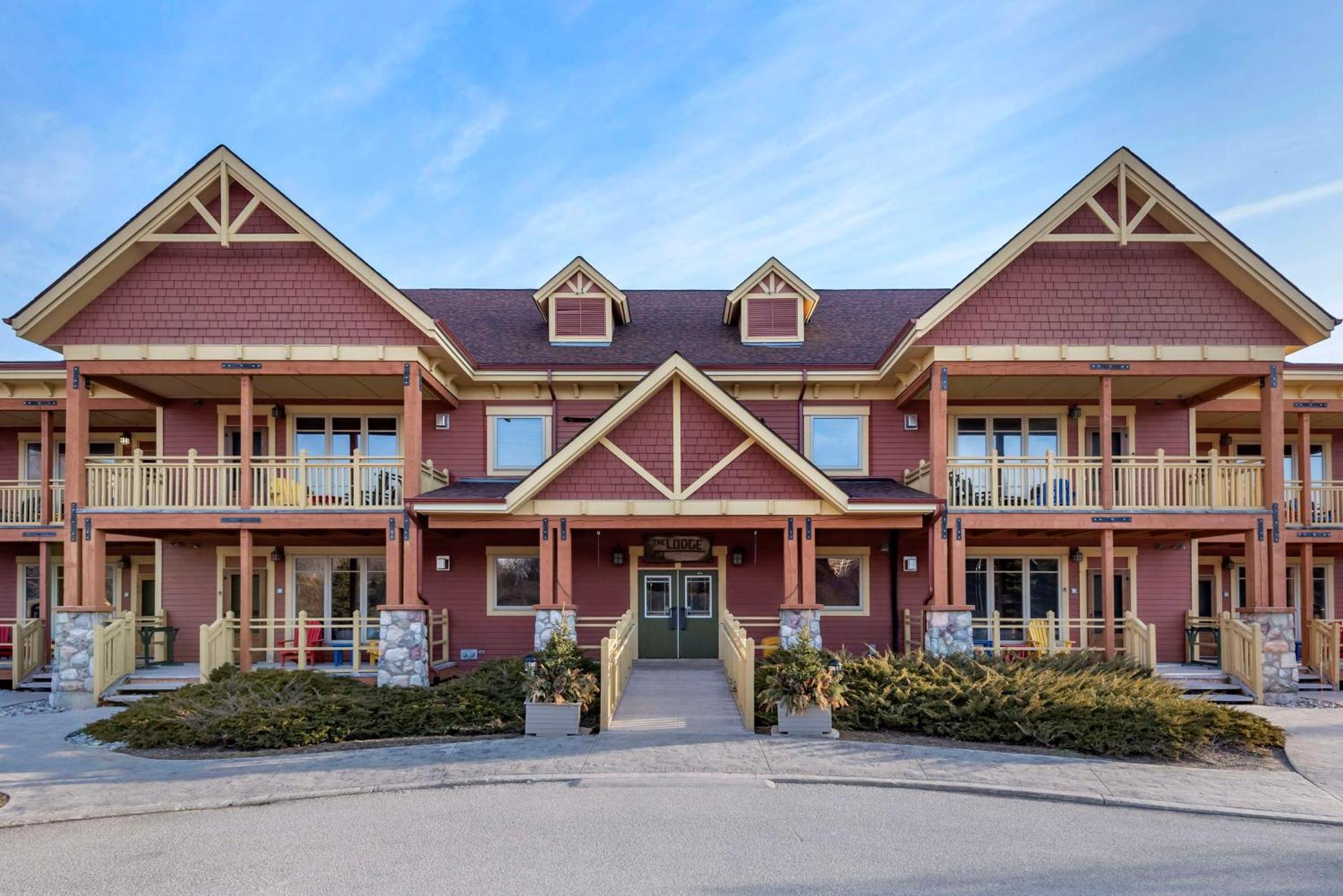 HOTEL EMBARC BLUE MOUNTAIN | ⋆⋆⋆ | BLUE MOUNTAINS, CANADA | SEASON DEALS  FROM $278
